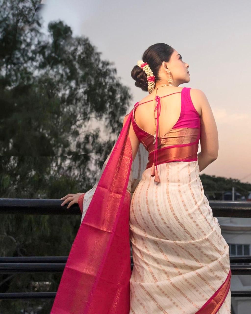 Precious White Soft Banarasi Silk Saree With Supernal Blouse Piece