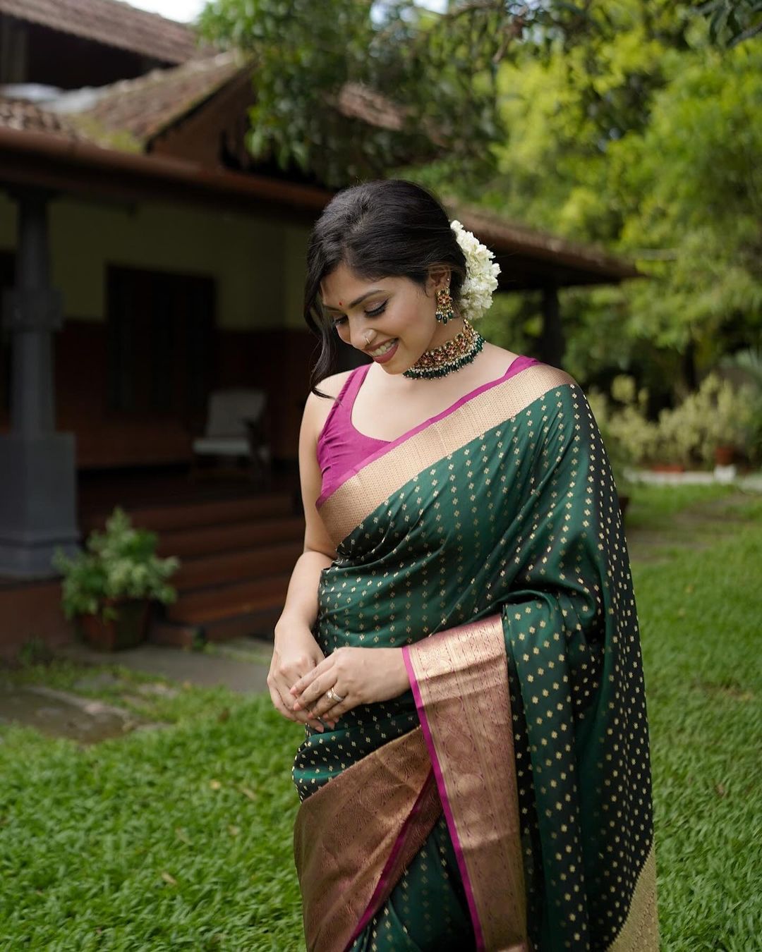 Unequalled Green Soft Silk Saree With Brood Blouse Piece