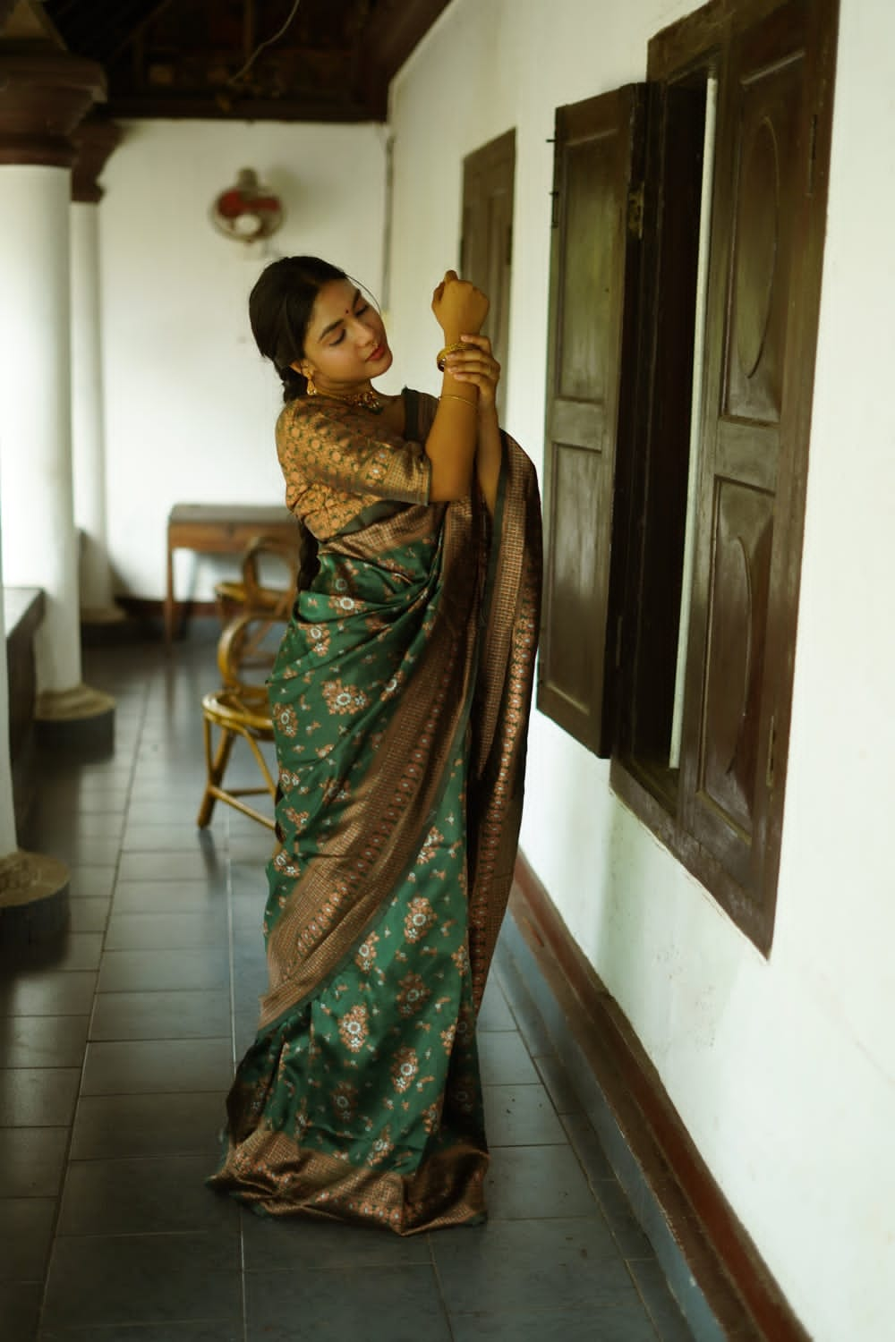 Prominent Green Soft Silk Saree With Splendiferous Blouse Piece