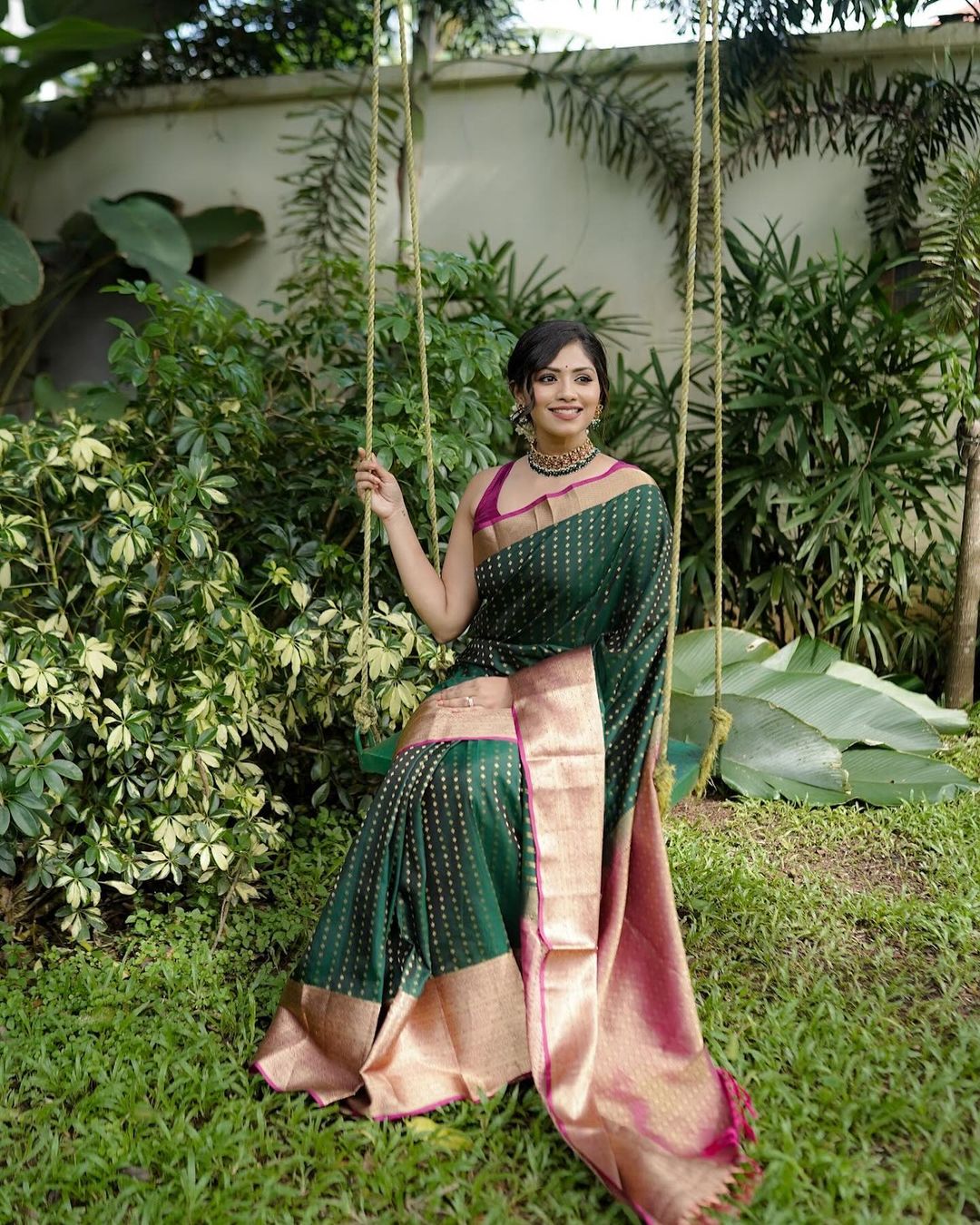 Unequalled Green Soft Silk Saree With Brood Blouse Piece