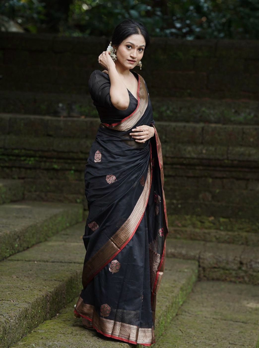 Super classy Black Soft Silk Saree With Murmurous Blouse Piece