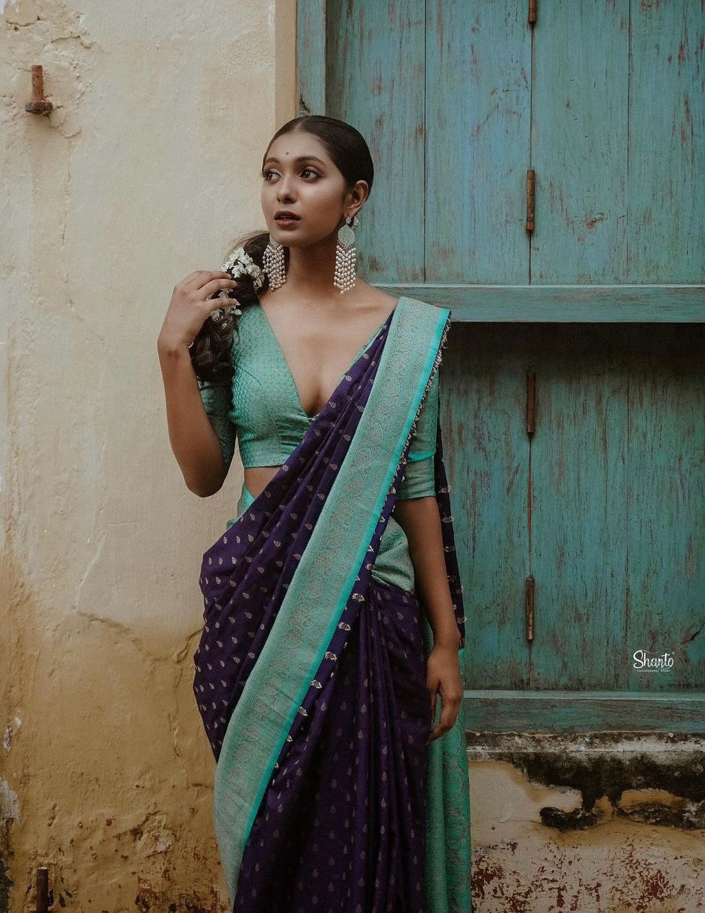 Entrancing Blue Soft Silk Saree With Appealing Blouse Piece