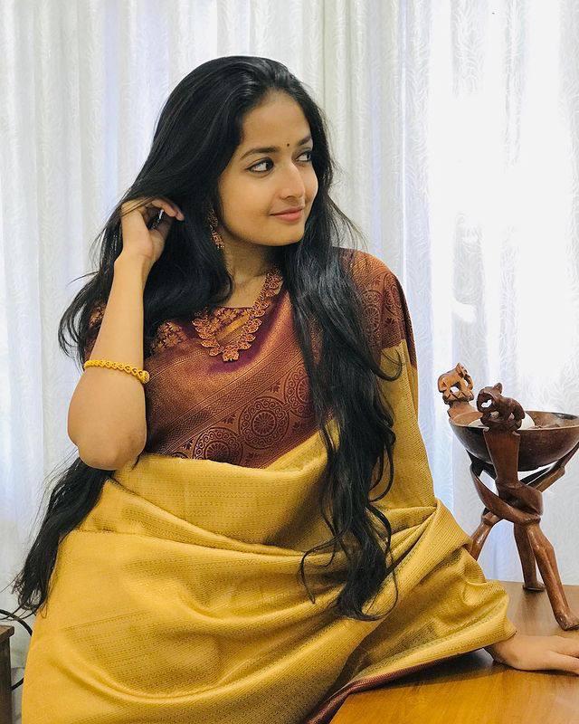 Beauteous Yellow Color Soft Banarasi Silk Saree With Ideal Blouse Piece
