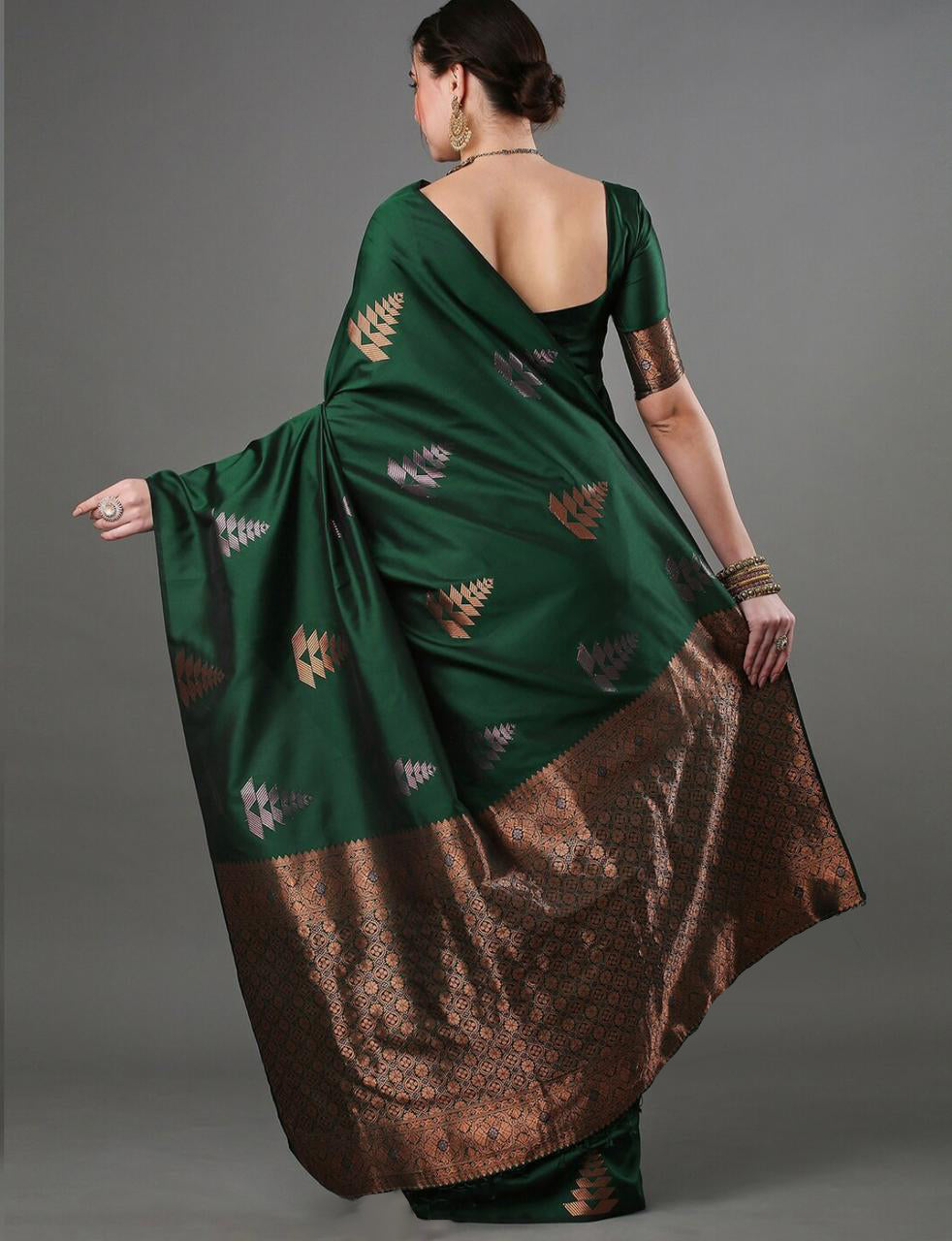 Lagniappe Green Soft Silk Saree With Magnetic Blouse Piece