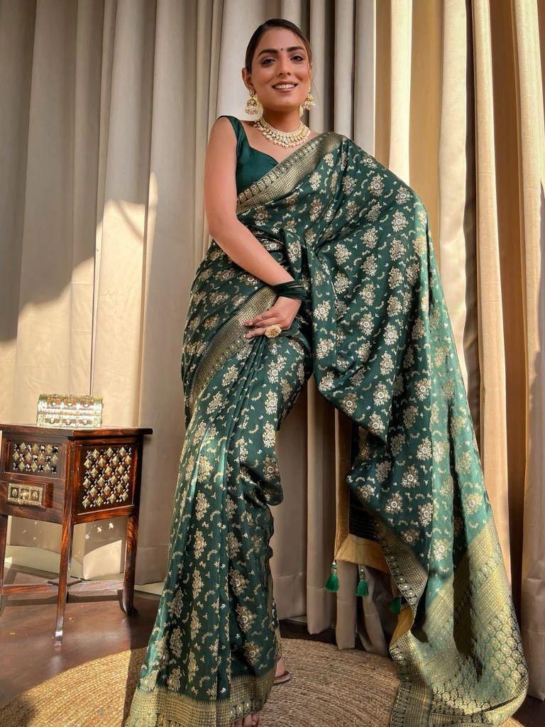 Symmetrical Green Soft Silk Saree With Exceptional Blouse Piece