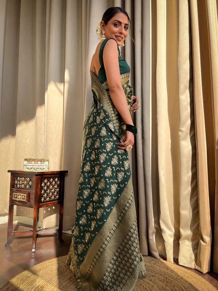 Symmetrical Green Soft Silk Saree With Exceptional Blouse Piece