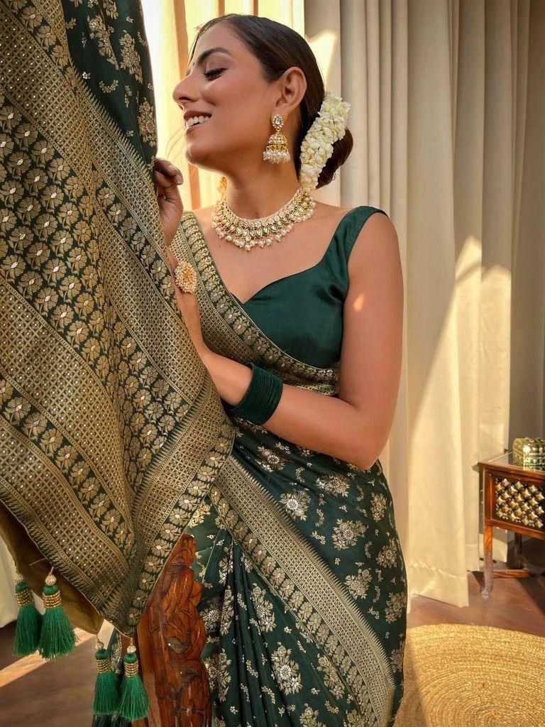 Symmetrical Green Soft Silk Saree With Exceptional Blouse Piece