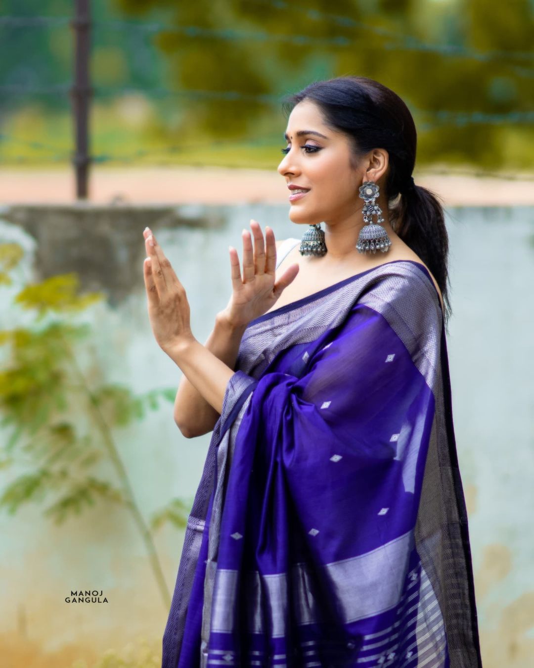 Fantabulous Blue Soft Silk Saree With Imbrication Blouse Piece