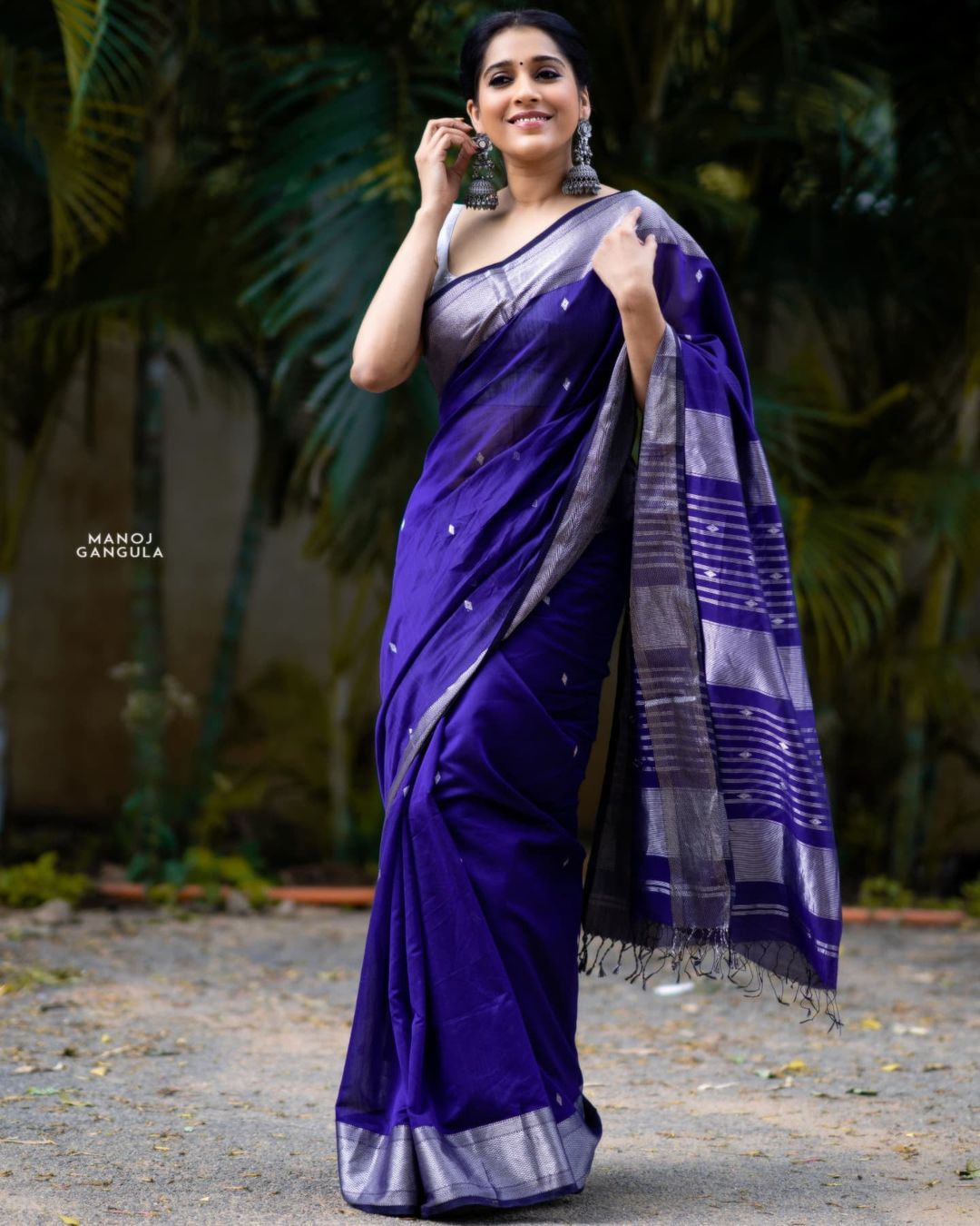 Fantabulous Blue Soft Silk Saree With Imbrication Blouse Piece