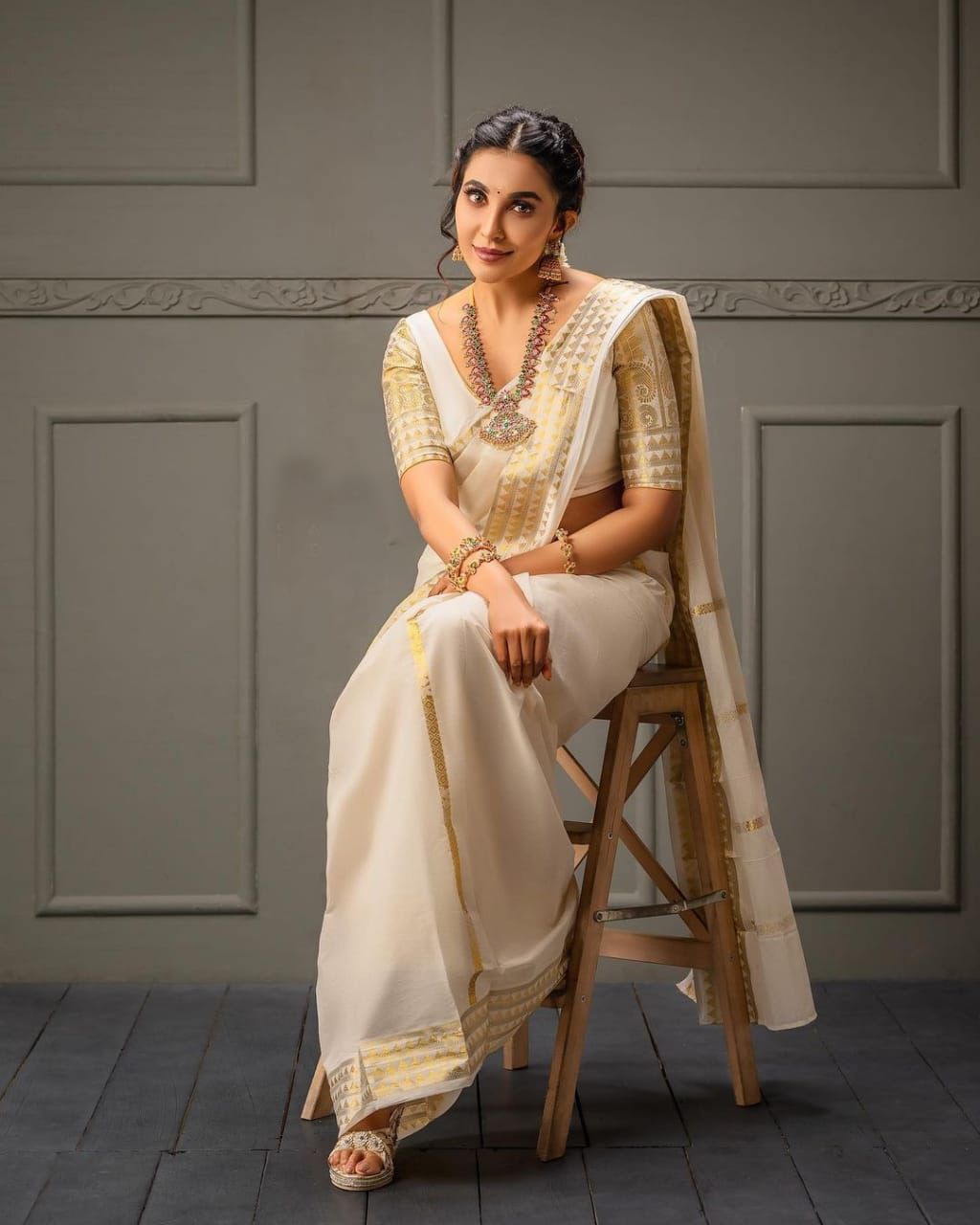 Splendiferous Cream Soft Silk Saree With Prominent Blouse Piece