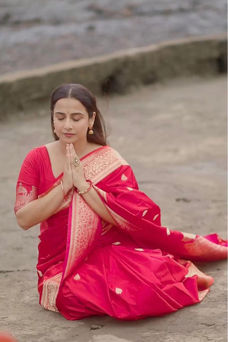 Bewitching Pink Soft Banarasi Silk Saree With Chatoyant Blouse Piece