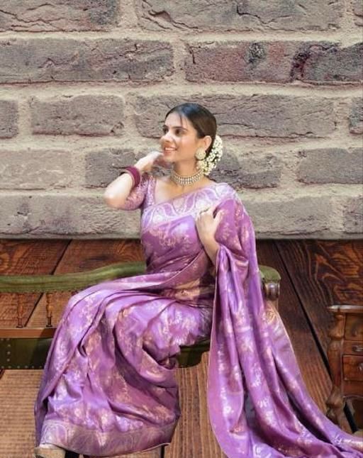 Flameboyant Lavender Soft Silk Saree With Mesmeric Blouse Piece