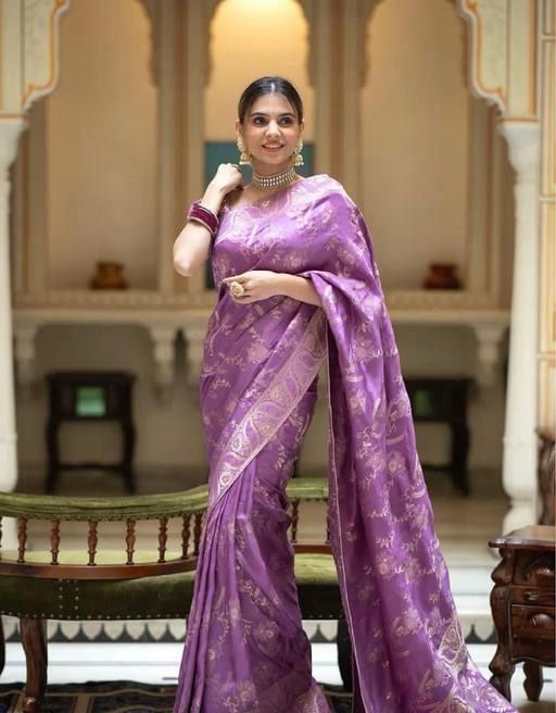 Flameboyant Lavender Soft Silk Saree With Mesmeric Blouse Piece