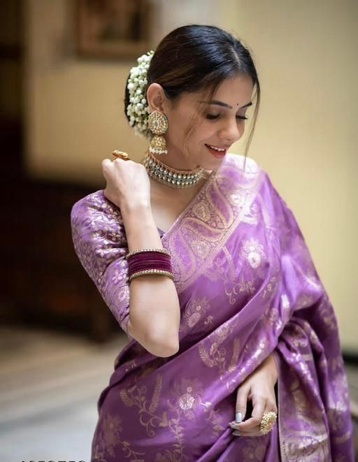 Flameboyant Lavender Soft Silk Saree With Mesmeric Blouse Piece