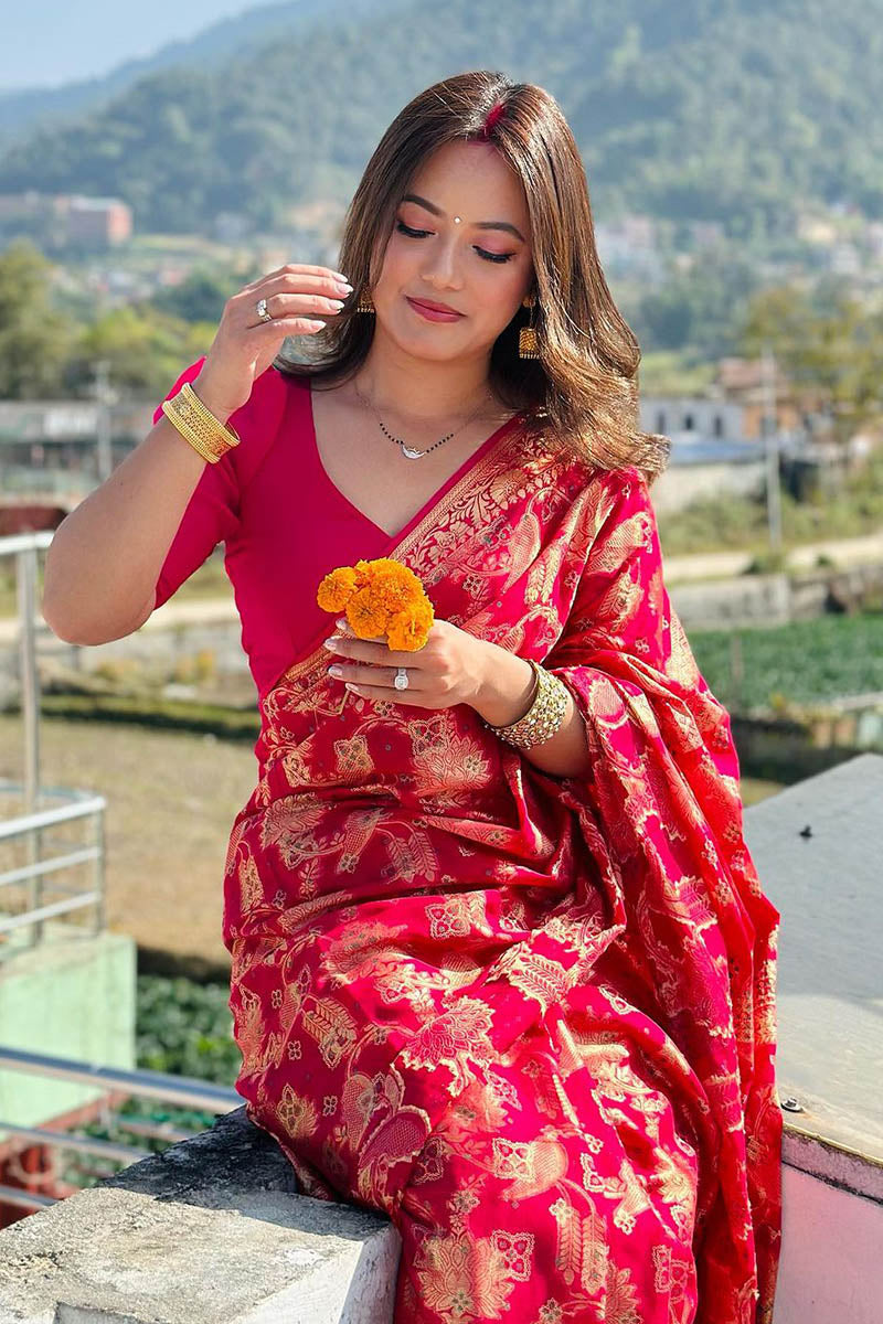 Luxuriant Pink Soft Silk Saree With Mellifluous Blouse Piece