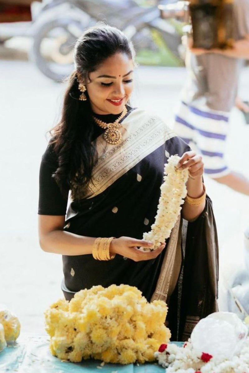 Stunner Black Soft Silk Saree With Ephemeral Blouse Piece