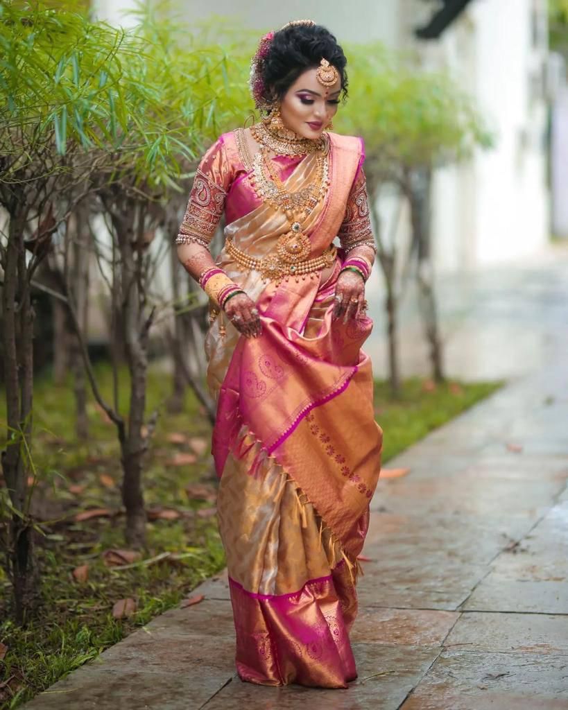 Artistic White Soft Silk Saree With Profuse Blouse Piece