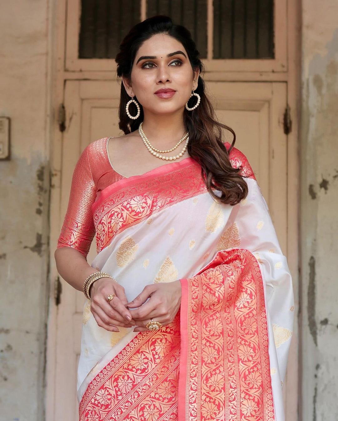 A Glam White Soft Banarasi Silk Saree With Cynosure Blouse Piece