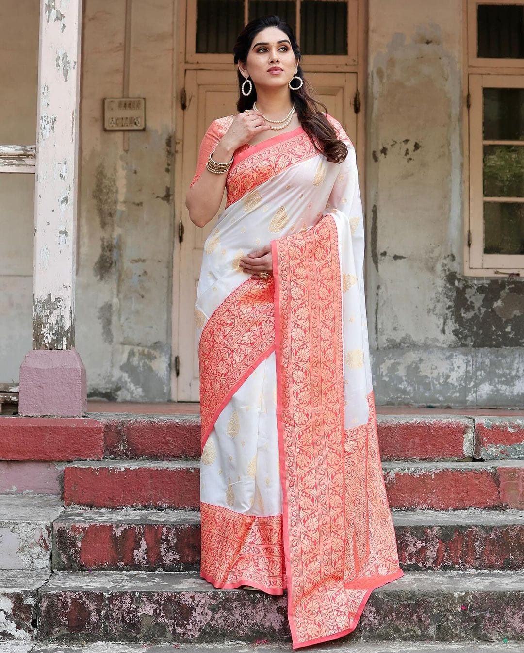 A Glam White Soft Banarasi Silk Saree With Cynosure Blouse Piece