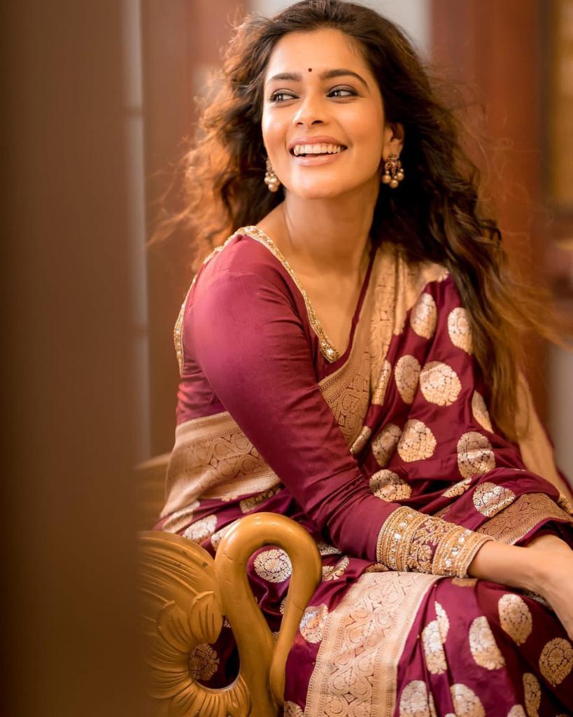 Effervescent Maroon Color Soft Banarasi Silk Saree With Blouse Piece
