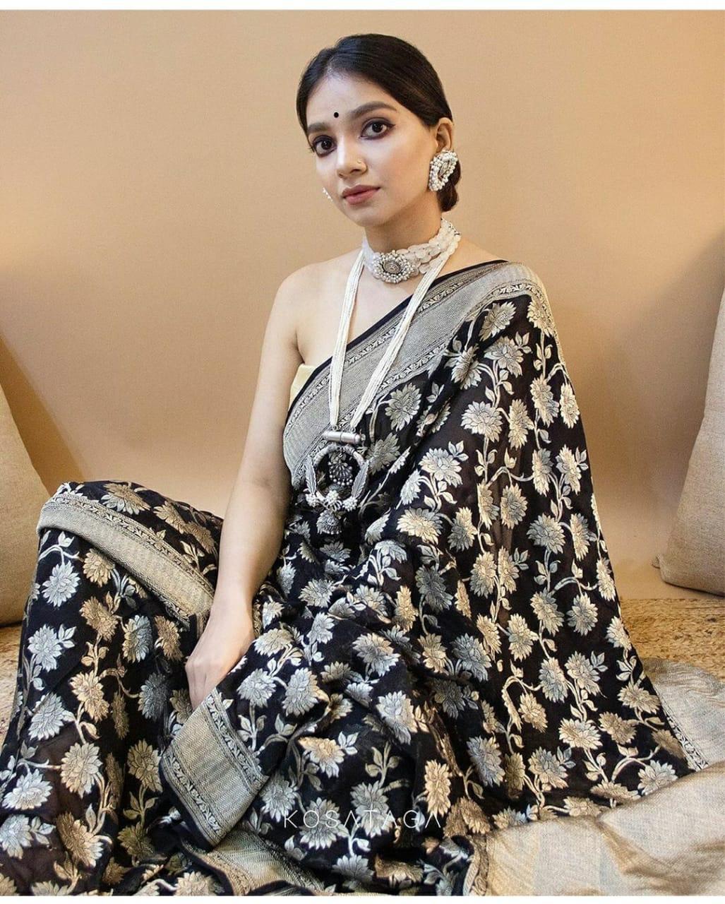 Amiable Black Color Soft Silk Saree With Blouse Piece