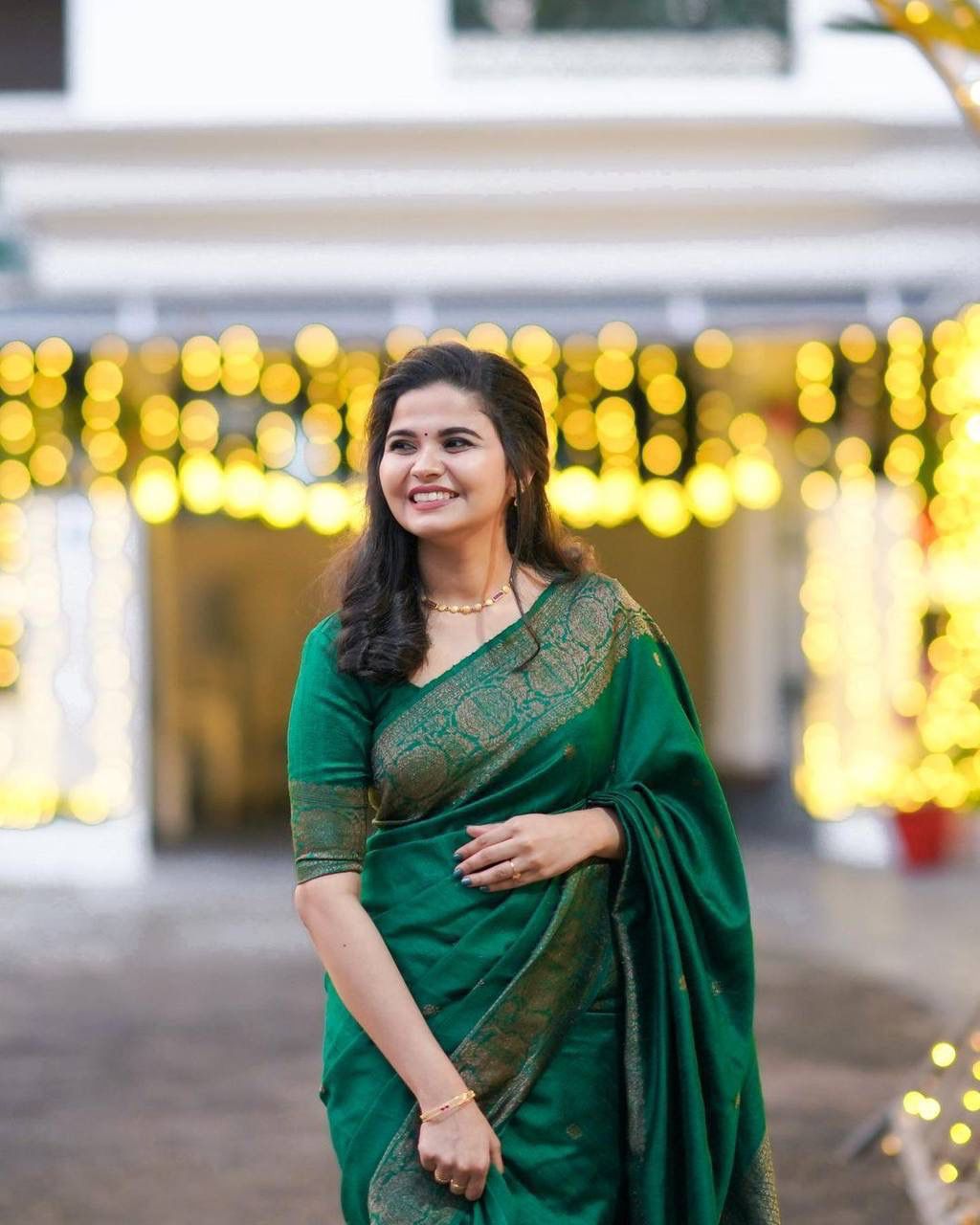 Glowing Green Color Soft Silk Saree With Marvellous Blouse Piece