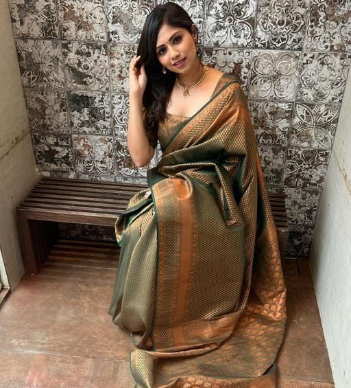 Divine Green Color Soft Banarasi Silk Saree With Enticing Blouse Piece