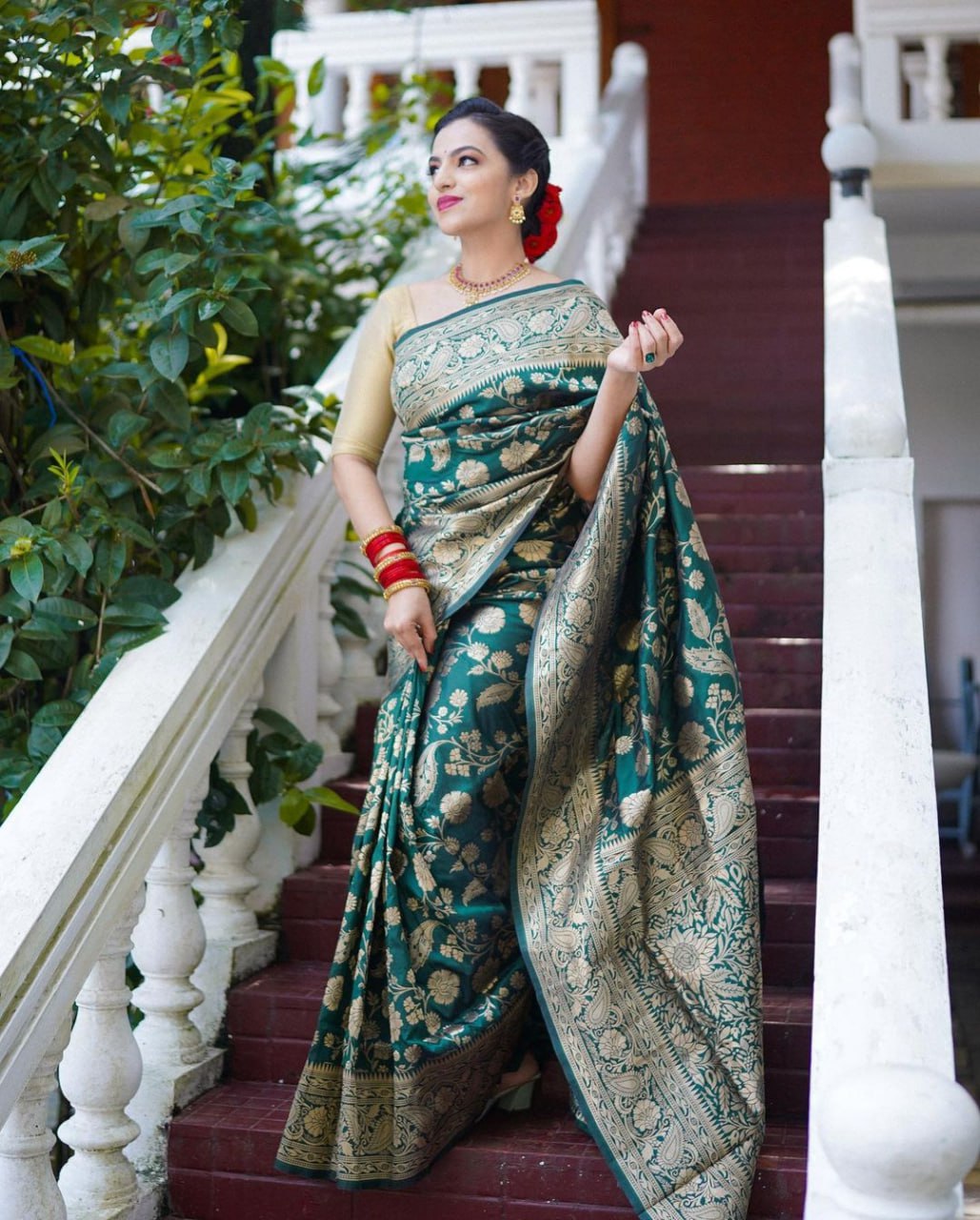 Confounding Green Soft Banarasi Silk Saree With Fancifull Blouse Piece