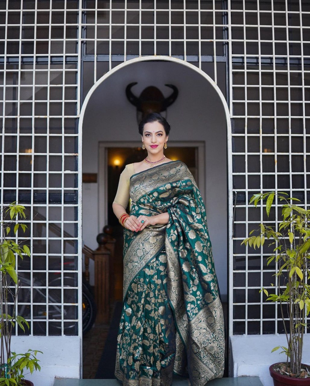 Confounding Green Soft Banarasi Silk Saree With Fancifull Blouse Piece