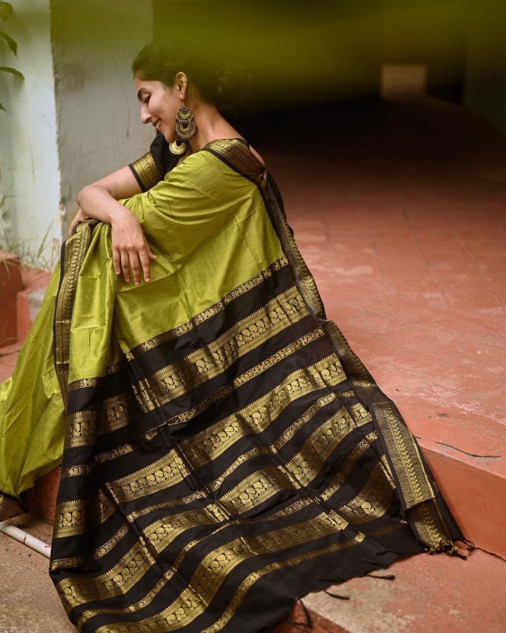 Luxuriant Mehndi Soft Silk Saree with Pleasant Blouse Piece
